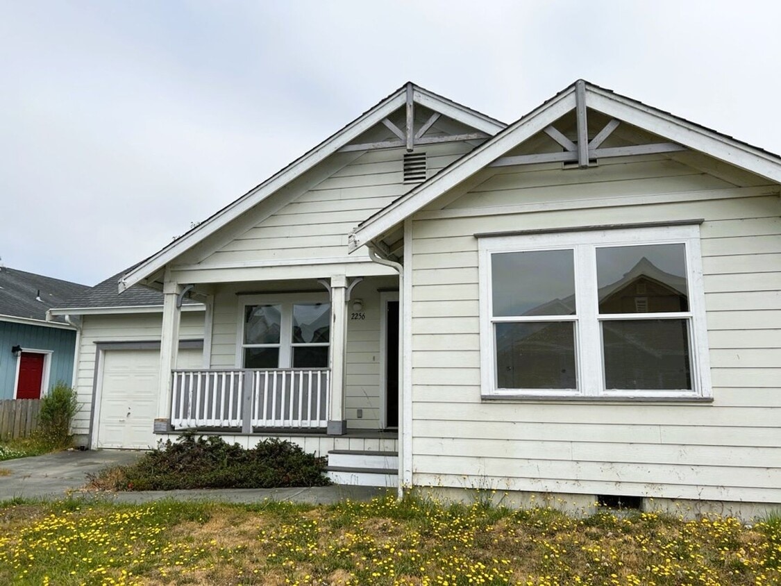 Foto principal - Spacious 3-bed 2-bath home with attached g...
