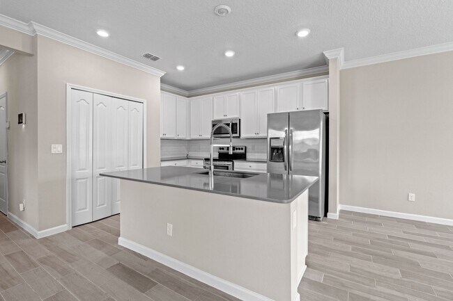 Building Photo - Beautiful Town Home