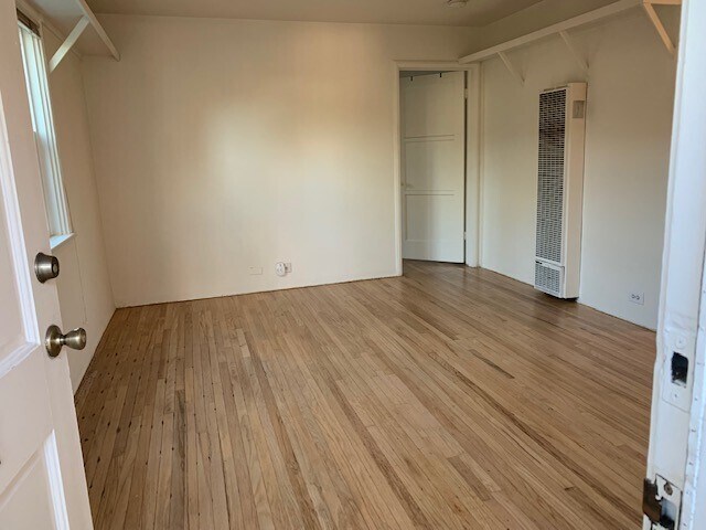 Puerta principal que da a la sala de estar. - 4017 Lyceum Ave