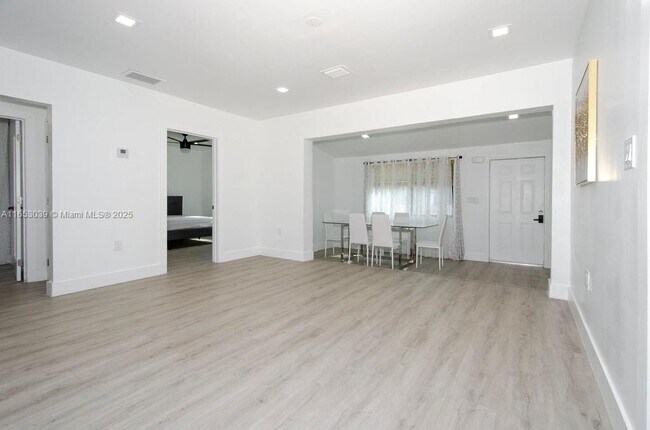 Foto del edificio - 935 NE 129th St