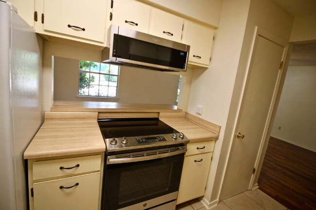 Foto del edificio - 90 Lake Village Blvd