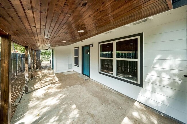 Building Photo - 8602 Fireside Dr