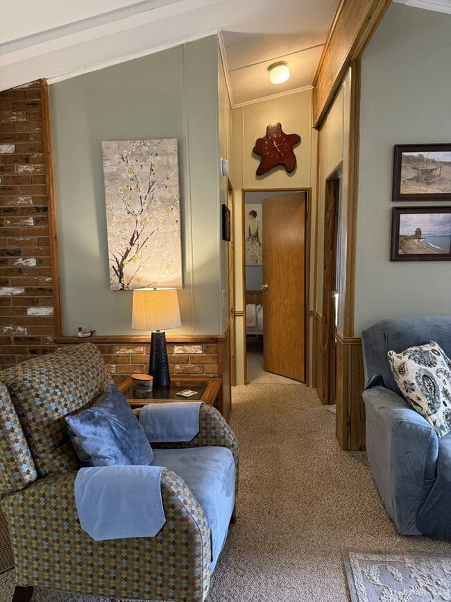 Building Photo - Rare Seasonal Frankfort Find-Fully Furnished!