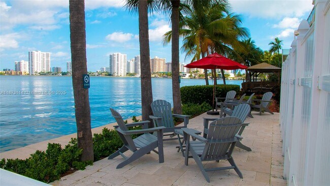 Foto del edificio - 18100 N Bay Rd