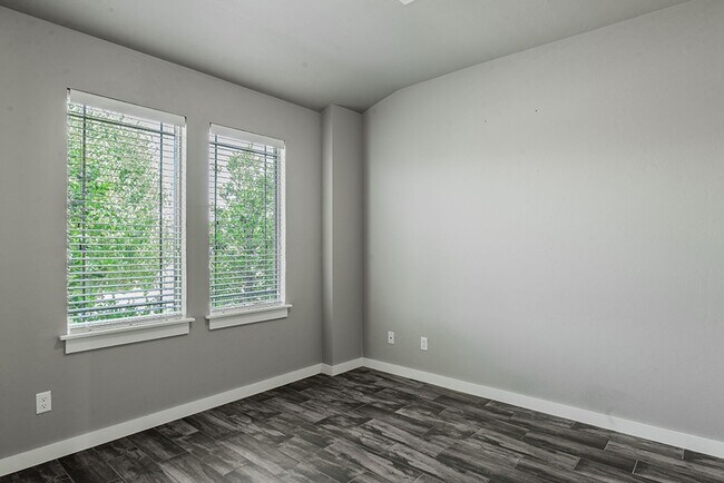 Building Photo - Gorgeous 3 Bed 2.5 Bath 2 Story Home in Yu...
