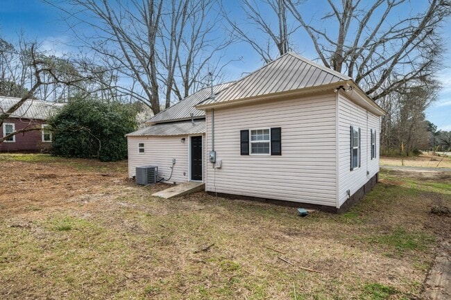 Building Photo - Super Cute & Super Clean 2-Bedroom Home in a Peaceful Bessemer Spot!