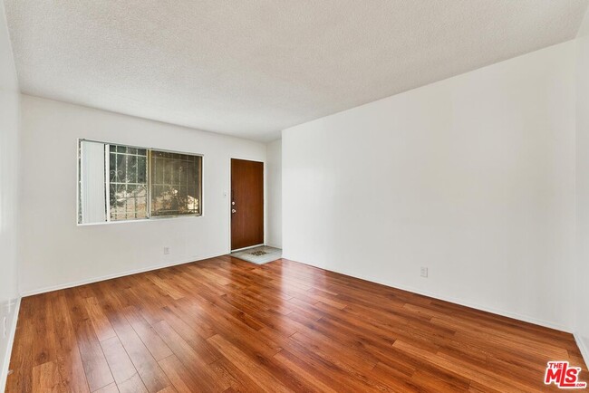 Building Photo - 1154 Irolo St
