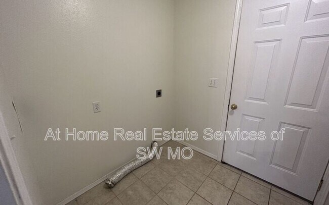 Foto del edificio - 794 Fox Creek Rd