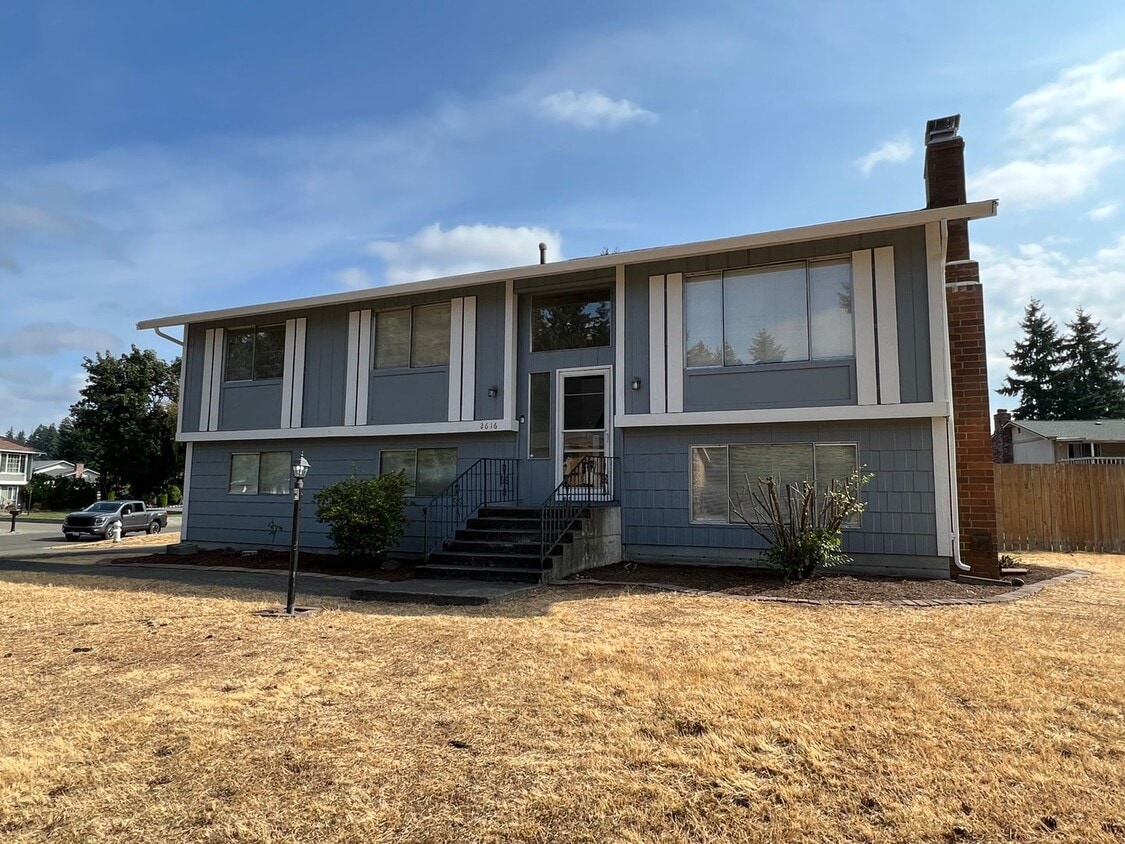 Foto principal - Super Clean Split Level Home with Huge Yard!