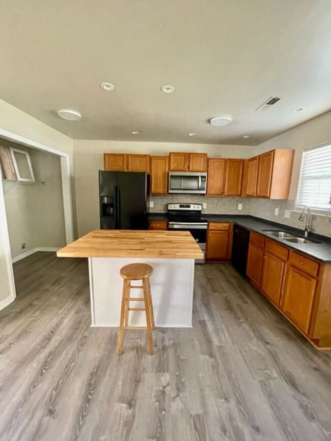 Building Photo - Must see this 4 bedroom 2.5 bath townhouse...