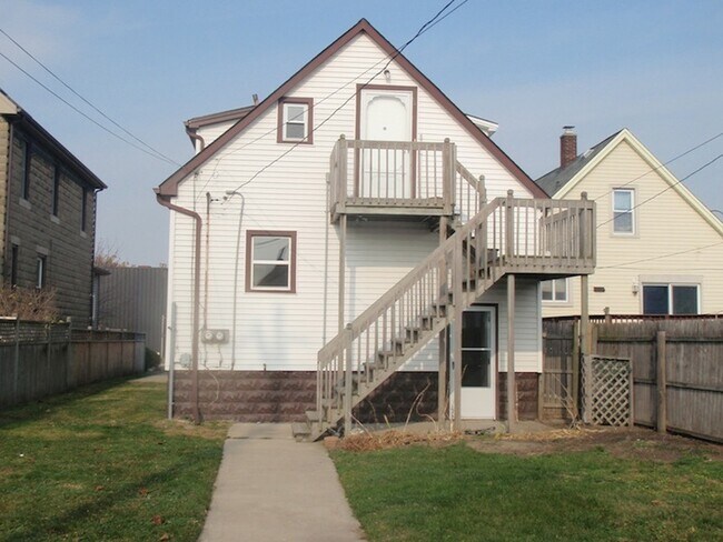 Building Photo - 647 Elm St