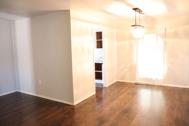 Foto del edificio - Corner Lot Split Level Home