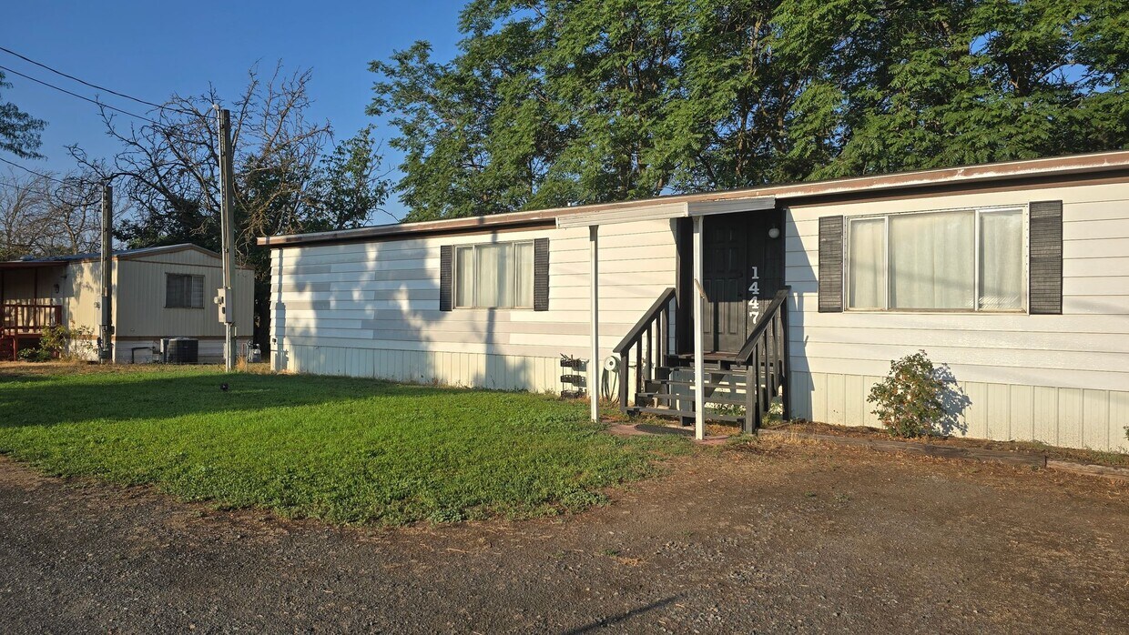Foto principal - Welcome to this 3-bedroom, 2-bathroom home...