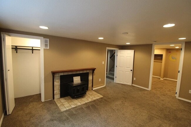 Building Photo - Charming 3-Bed 2-bath on Northside with Ba...