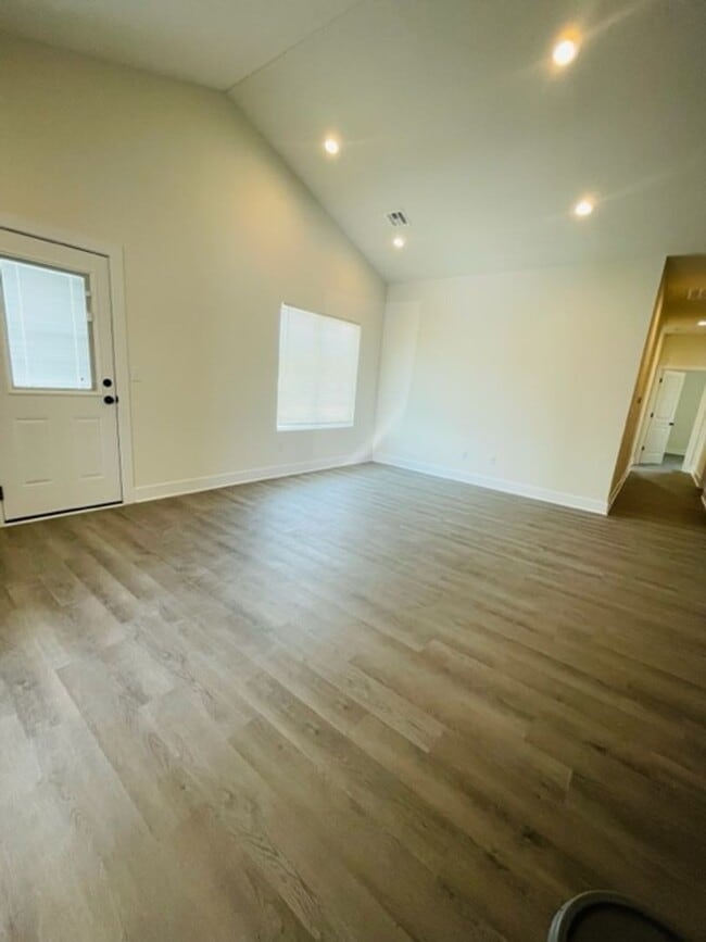 Building Photo - 1638/40 Hickory Creek