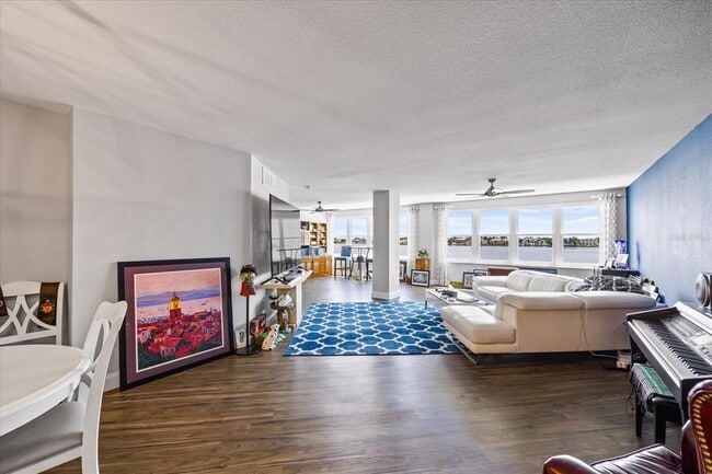 Foto del edificio - 5200 Brittany Dr S