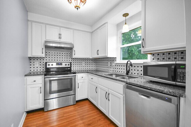 Foto del edificio - 706 Green Valley Ct