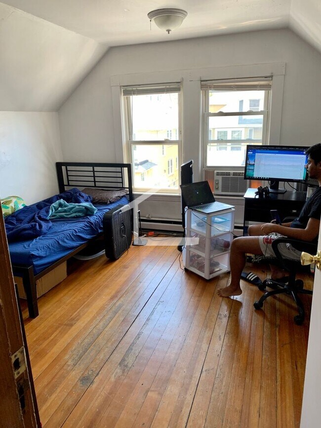 Foto del edificio - Big 6-Bed 2-Bath Comm Ave Allston/Brighton