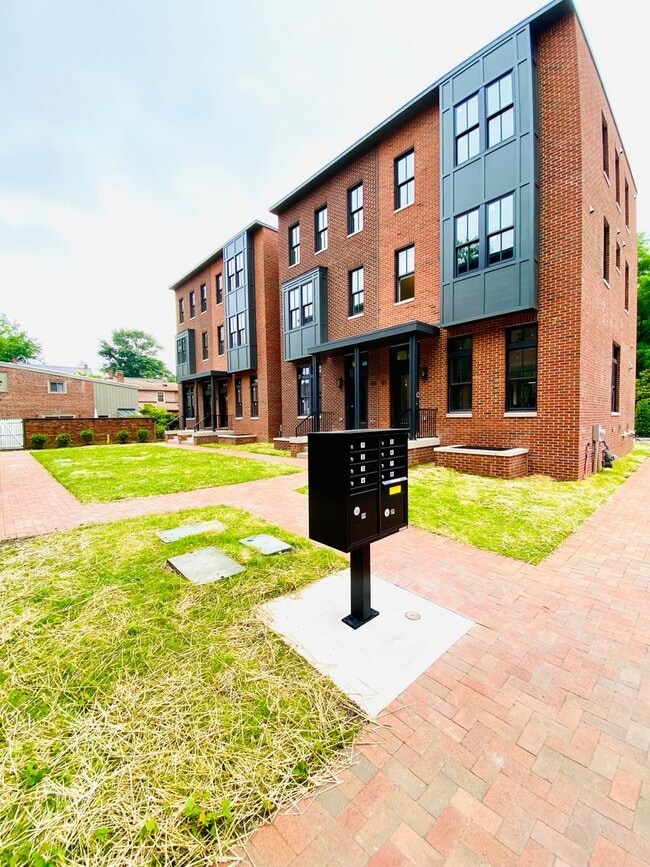 Building Photo - 117-117 Thornton Ln