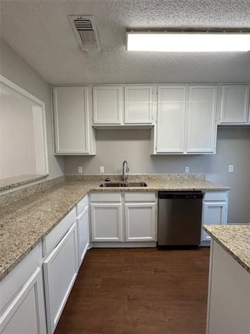 Foto del edificio - 7425 Kingswood Dr