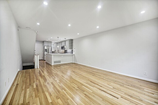 Building Photo - 3 Bed, 2 Bath, Recently Updated! Easy Walk...