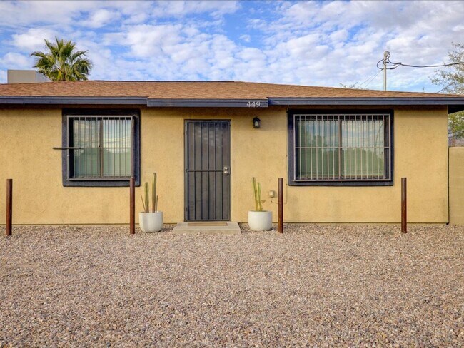 Foto del edificio - Furnished 4 Bedroom 2 Bathroom