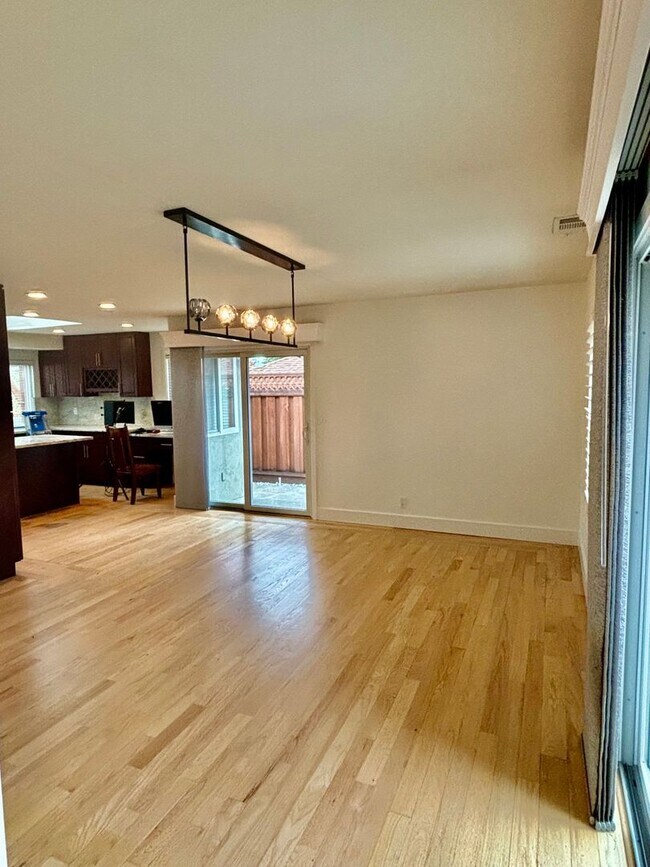 Foto del edificio - Outstanding Concord/Clayton Border- 5 bed 2.5 bath home with Pool and Hot-Tub and so much more!