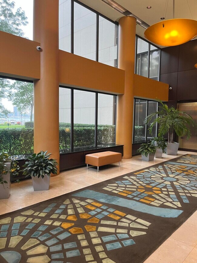 Foto del edificio - 1001 E Jefferson Ave