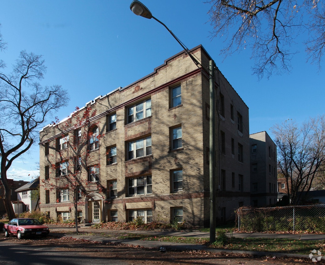 Building Photo - 3240 Doran Apartments