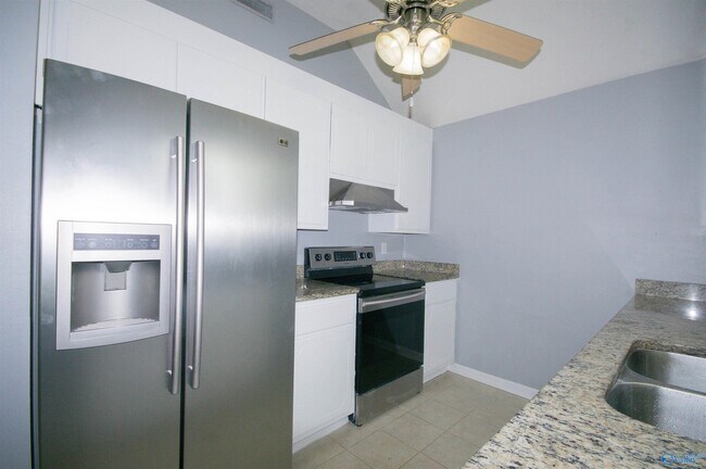 Foto del edificio - 215 Cypress Creek Dr