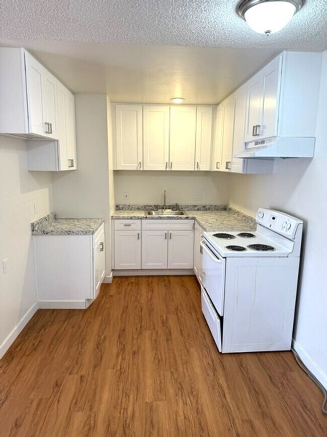 Building Photo - 3 bedroom, 2 Bath with a garage