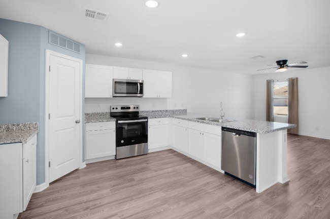 Foto del edificio - 5749 Club House Dr