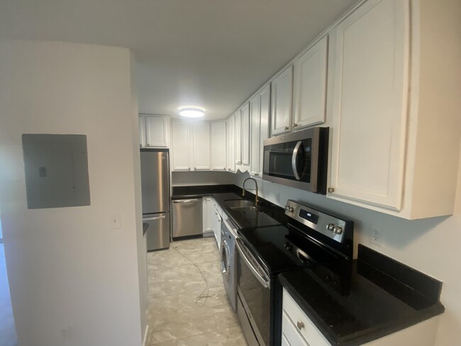 Building Photo - 110 N Lakeside Dr