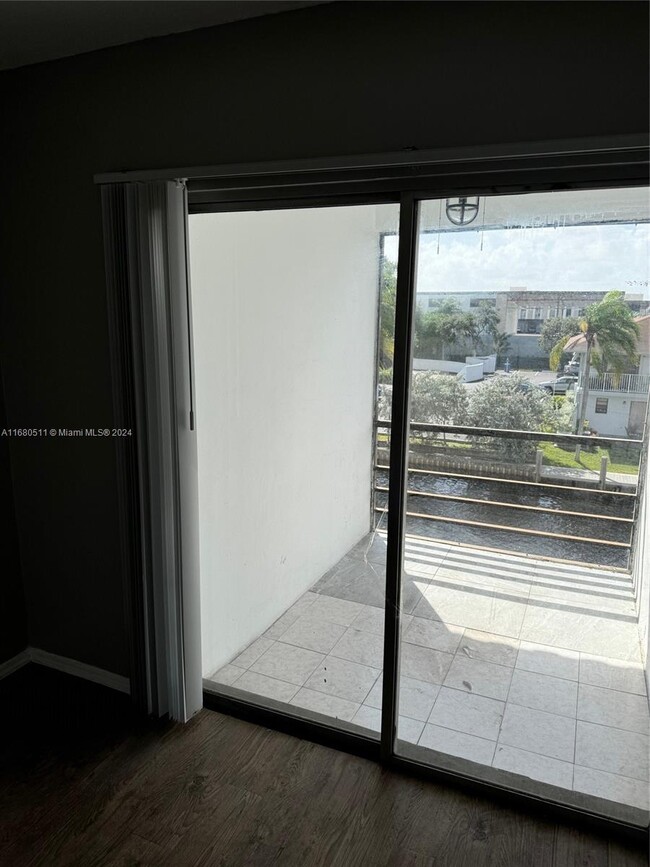 Foto del edificio - 1400 NE 53rd Ct