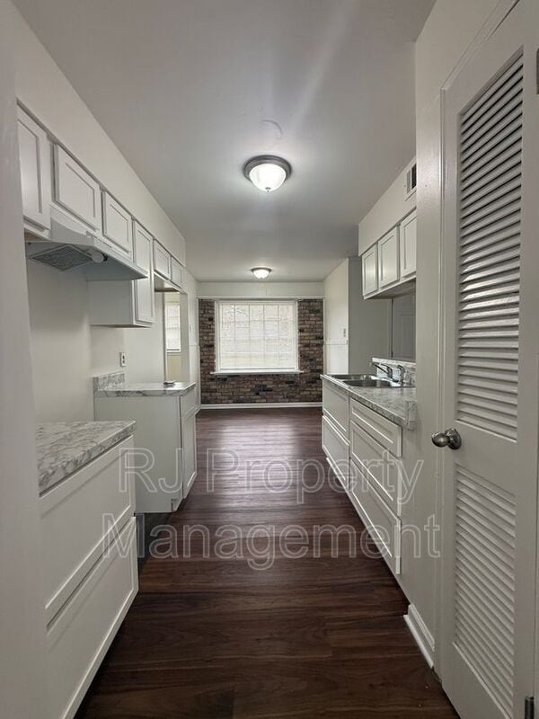Building Photo - 5512 Cottonwood Rd
