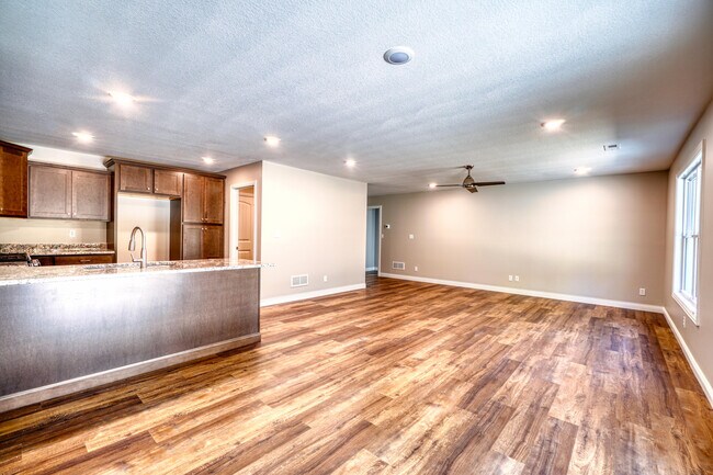 Foto del edificio - 5615 Sandrock Dr