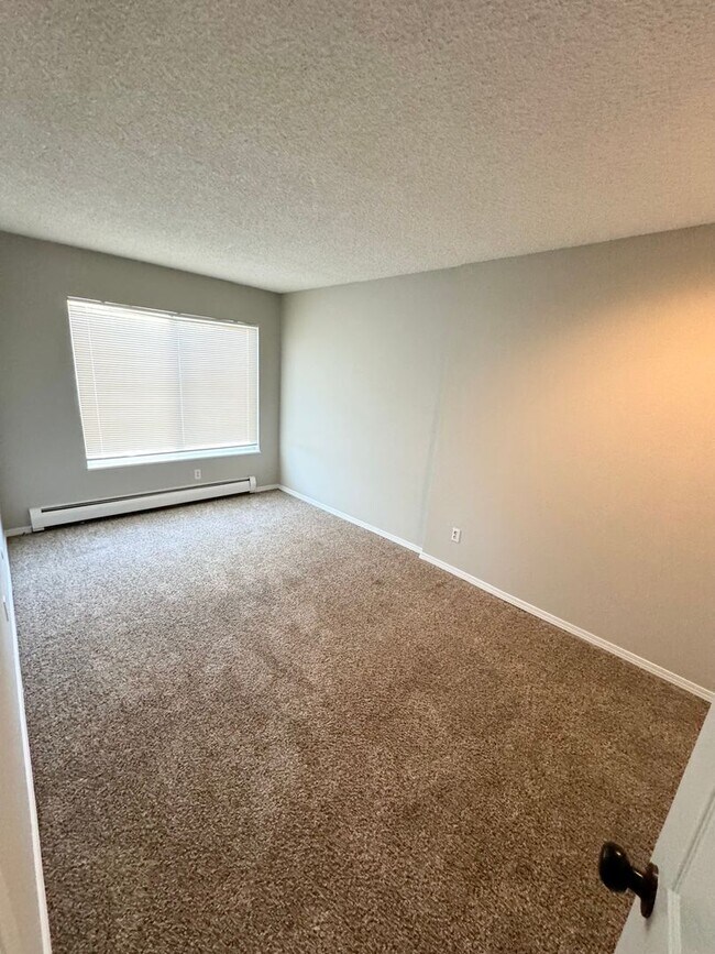 Building Photo - Newly Renovated 2 Bedroom, 1.5 Bathroom To...
