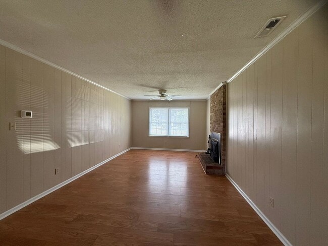 Building Photo - Nice 3 bedroom, 2 bath House