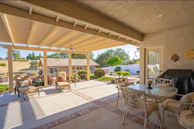 Building Photo - 758 Brahma St