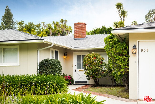 Building Photo - 931 Las Pulgas Rd