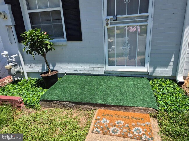 Foto del edificio - 1835 Village Green Dr