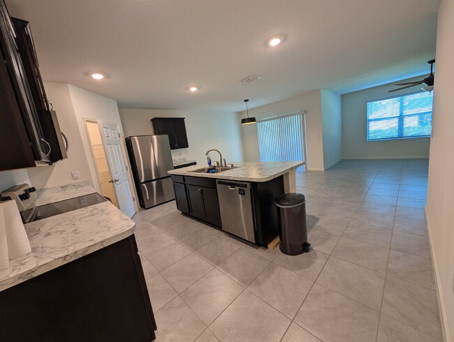 Foto del edificio - Modern 4-Bedroom Home with Large Backyard ...