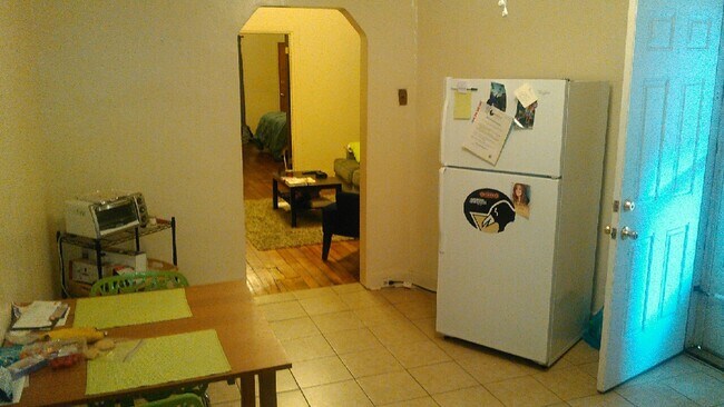 Cocina con vista a la sala de estar - 134 S 25th St