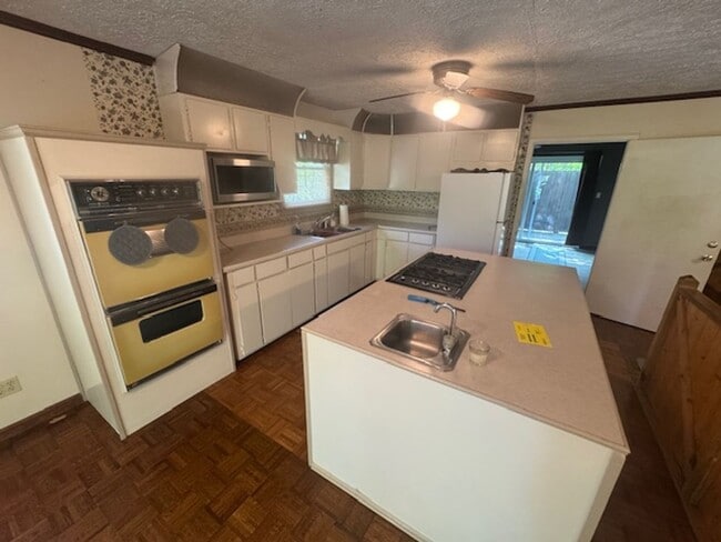 Building Photo - 246 Waterview Dr