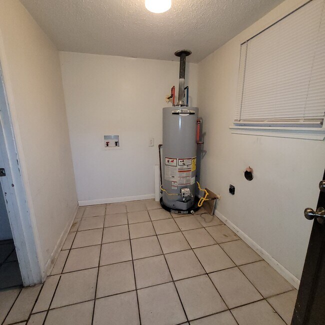 Cuarto de servicio - 804 Lyndell Ct