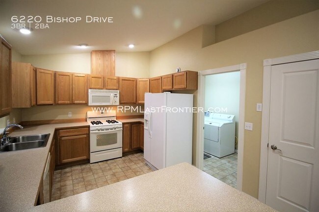 Building Photo - 6220 Bishop Dr