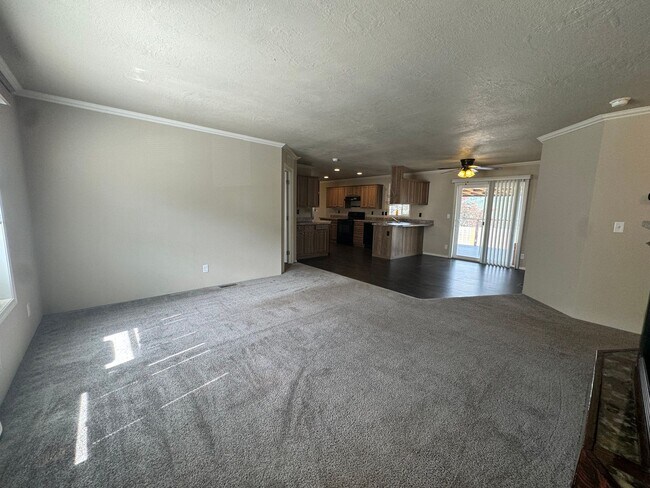 Building Photo - 3 Bedroom in Myrtle Creek