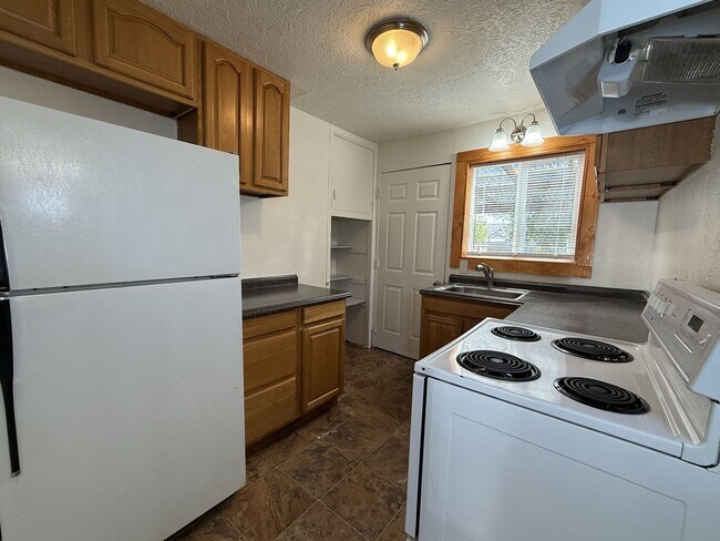 Building Photo - CHECK OUT THIS LOVELY HOME IN PRINEVILLE!!