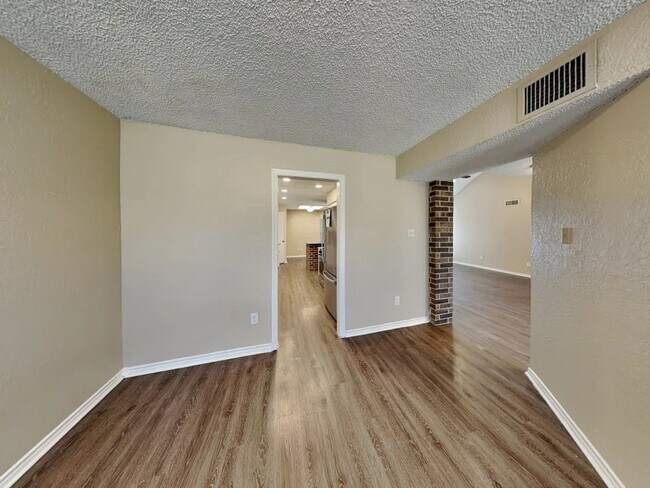Foto del edificio - 2437 Rochelle Ln
