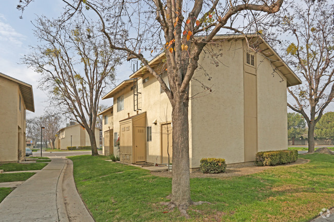 Building Photo - Lemoore Villa